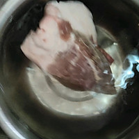 尖椒回锅肉炒豆皮的做法图解1