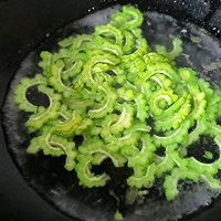 苦瓜炒莲藕的做法图解4
