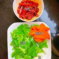 青椒小炒肉，给夏日补充能量 #解腻开胃就吃它#的做法图解1