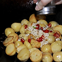蒜香孜然小土豆的做法图解9