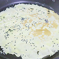 芝麻蛋卷 宝宝辅食，鸡蛋+牛奶+熟黑芝麻的做法图解8