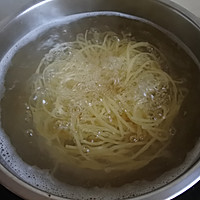鲜虾蔬菜细面的做法图解3