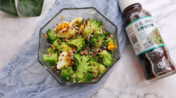 西兰花鸡蛋藜麦沙拉