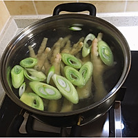 鸡爪炖土豆的做法图解2