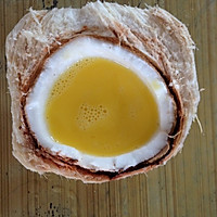 椰汁炖蛋的做法图解2