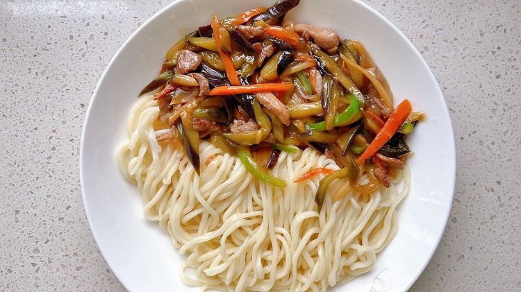 茄子肉丝盖面的做法
