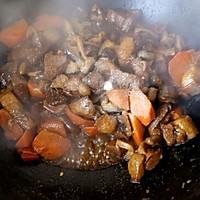 红焖肉烧香菇胡萝卜的做法图解10