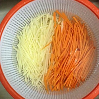 胡萝卜炝炒土豆丝的做法图解1