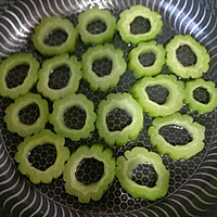 苦瓜煎鹅蛋的做法图解9