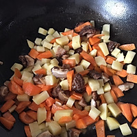 腊肉香菇土豆闷饭的做法图解2