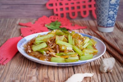 芹菜烧粉条，最美不过一盘小家常