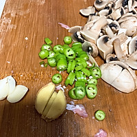 蘑菇炒鸡丁，好做又好吃的做法图解2