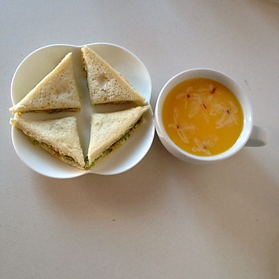 宝宝早餐食谱：鸡蛋生菜吐司加南瓜米糊～