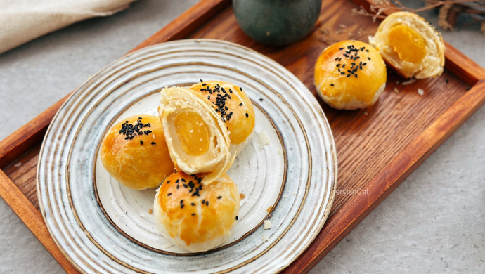 奶香绿豆蛋黄酥，层层酥脆，一口掉渣