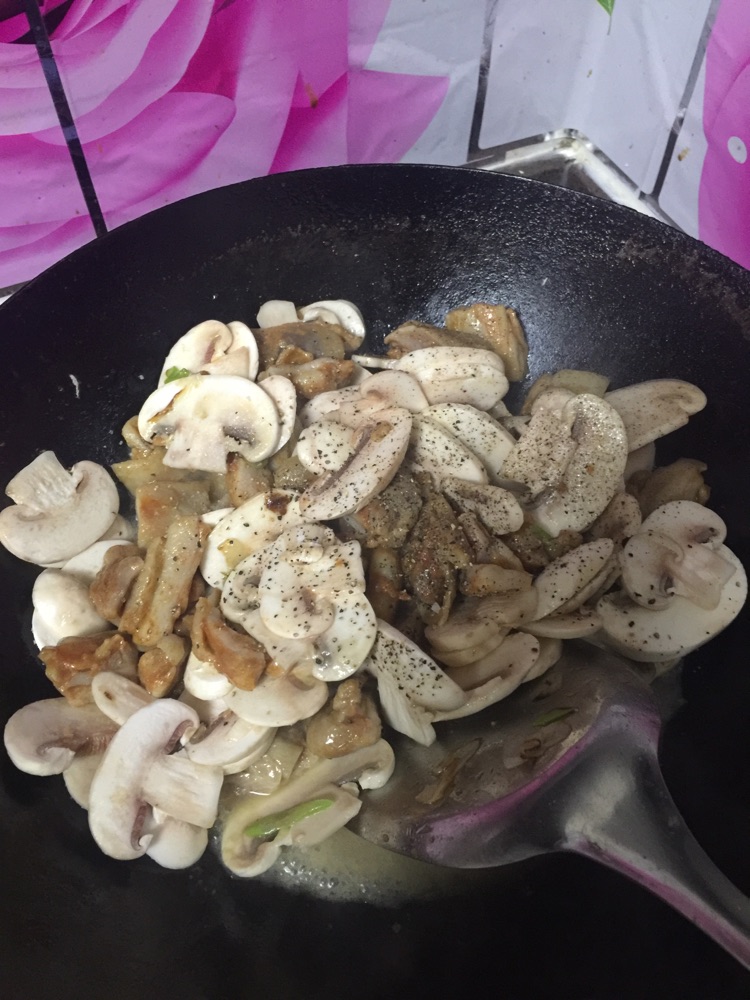 黑椒奥尔良鸡腿肉炒时蔬的做法图解5