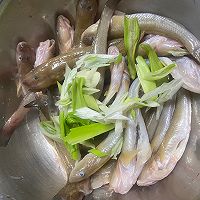 炸鱼到底用面粉还是淀粉？炸出的鱼外酥里嫩的做法图解3