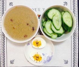 【健身早餐】红枣小米粥+糖心蛋+黄瓜的做法