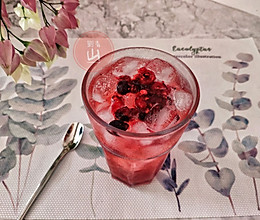 #夏日冰品不能少#莓果冰苏打的做法