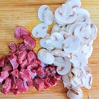减肥也能吃的蒜香口蘑牛肉粒，太香了吧‼️的做法图解1