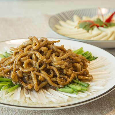 京酱鸡肉丝，酱香浓郁、鸡肉滑嫩