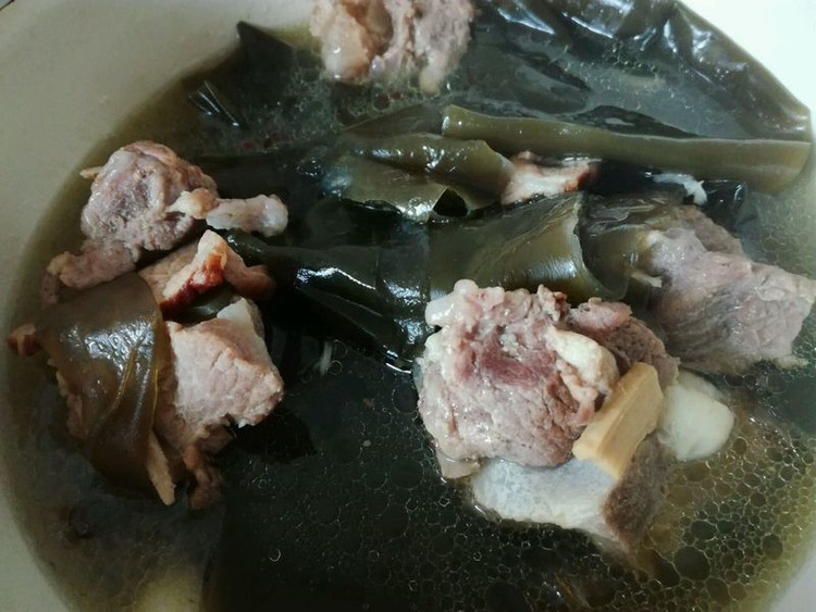 烧排骨海带汤的做法