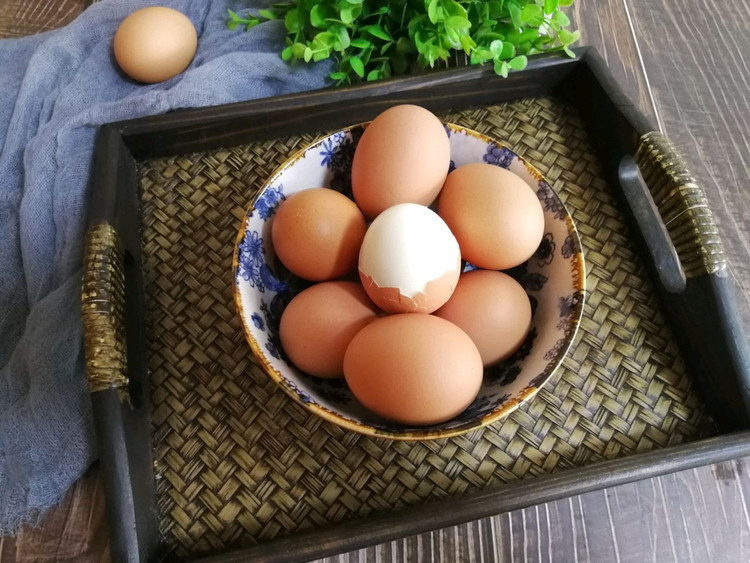 水煮鸡蛋不开裂，好剥皮的妙招的做法