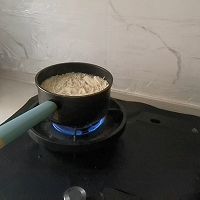 酸汤金针肥牛的做法图解1