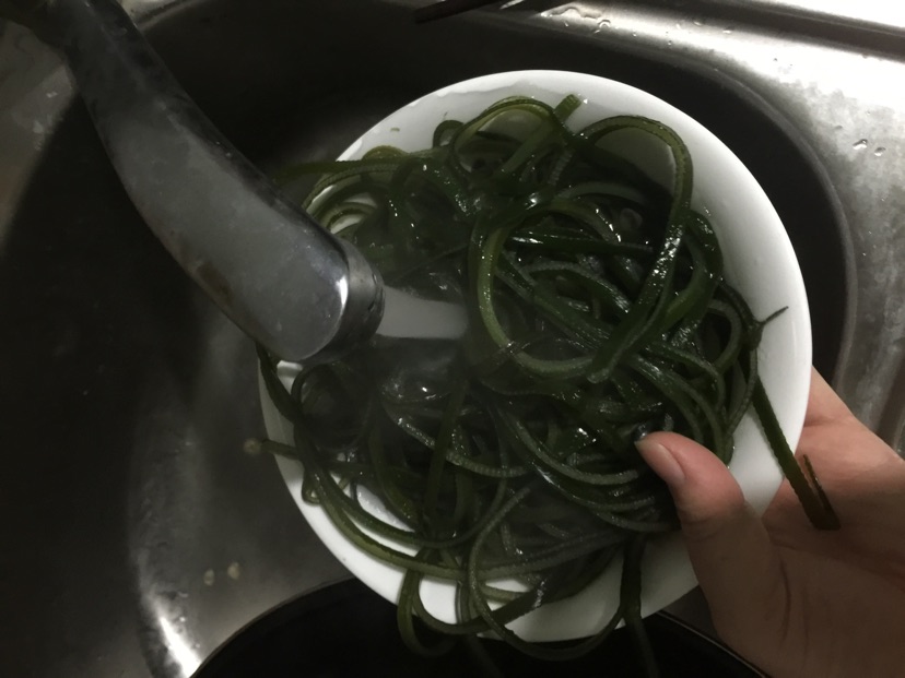 凉拌海带豆芽紫菜的做法图解5