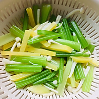 营养好吃又好做的芹菜白玉菇土豆条的做法图解1