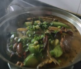 腊肉炖泥鳅的做法