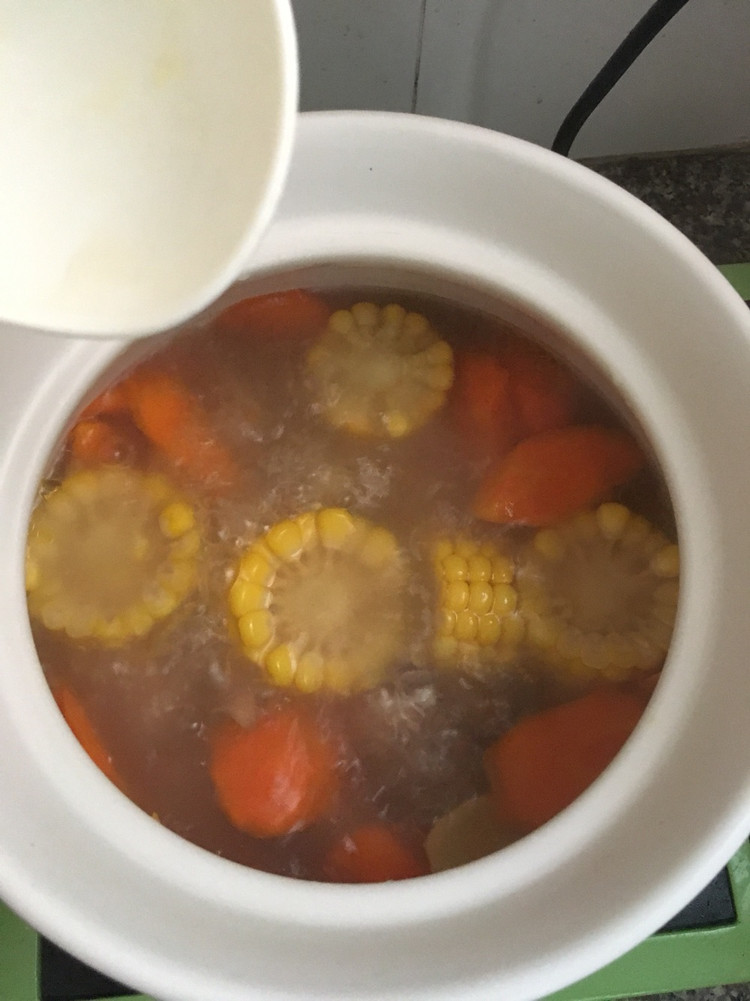 胡萝卜玉米莲藕排骨汤的做法