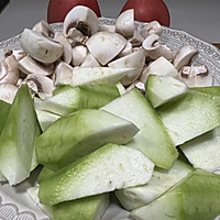 夏日清凉可口必备菜——丝瓜口蘑的做法图解1