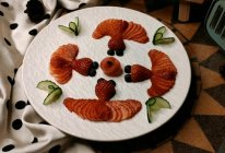 【创意草莓果盘】合合莓莓！连年有鱼！#给年味整点鲜的#的做法