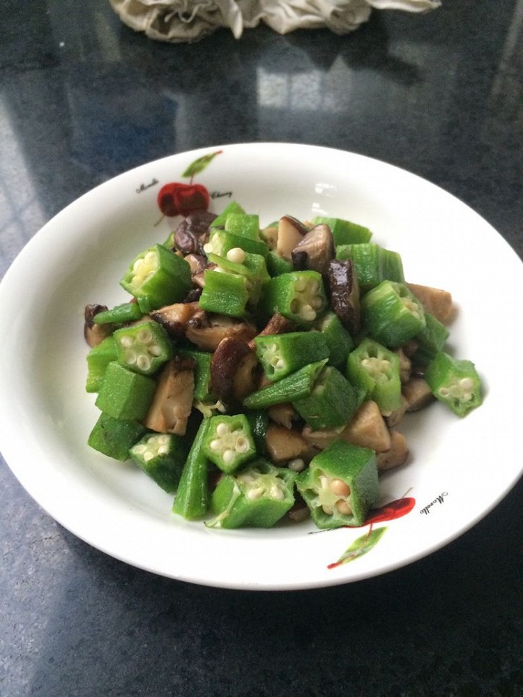 秋葵炒香菇的做法