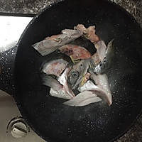 三文鱼头汤的做法图解2