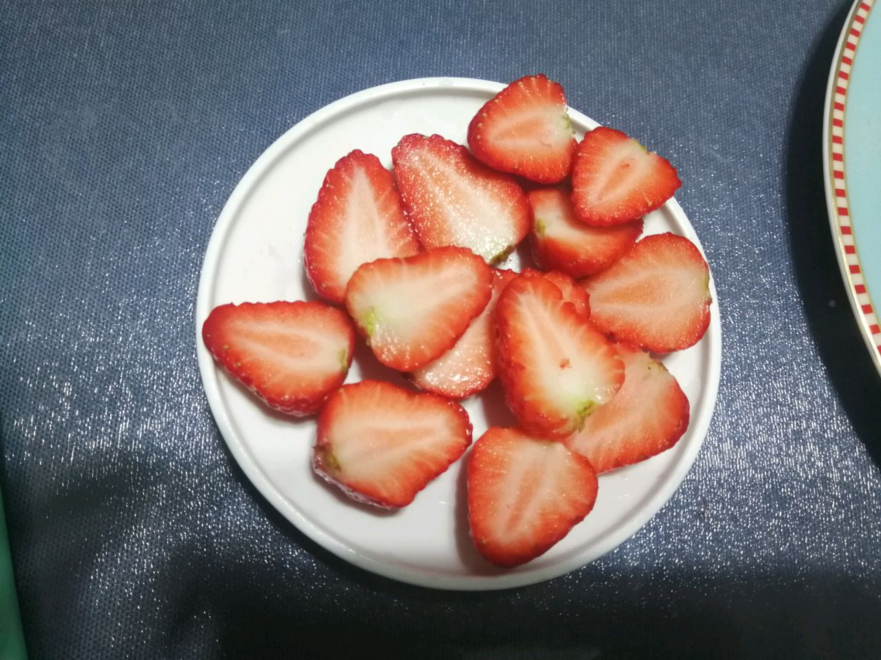 超可愛！愛心形狀的草莓切法 – 甜牙齒