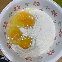 简单又美味的早餐：鸡蛋小葱煎饼的做法图解2