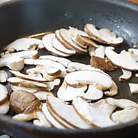 香脆培根蘑菇菠菜沙拉配柠香葡萄柚汁的做法图解3