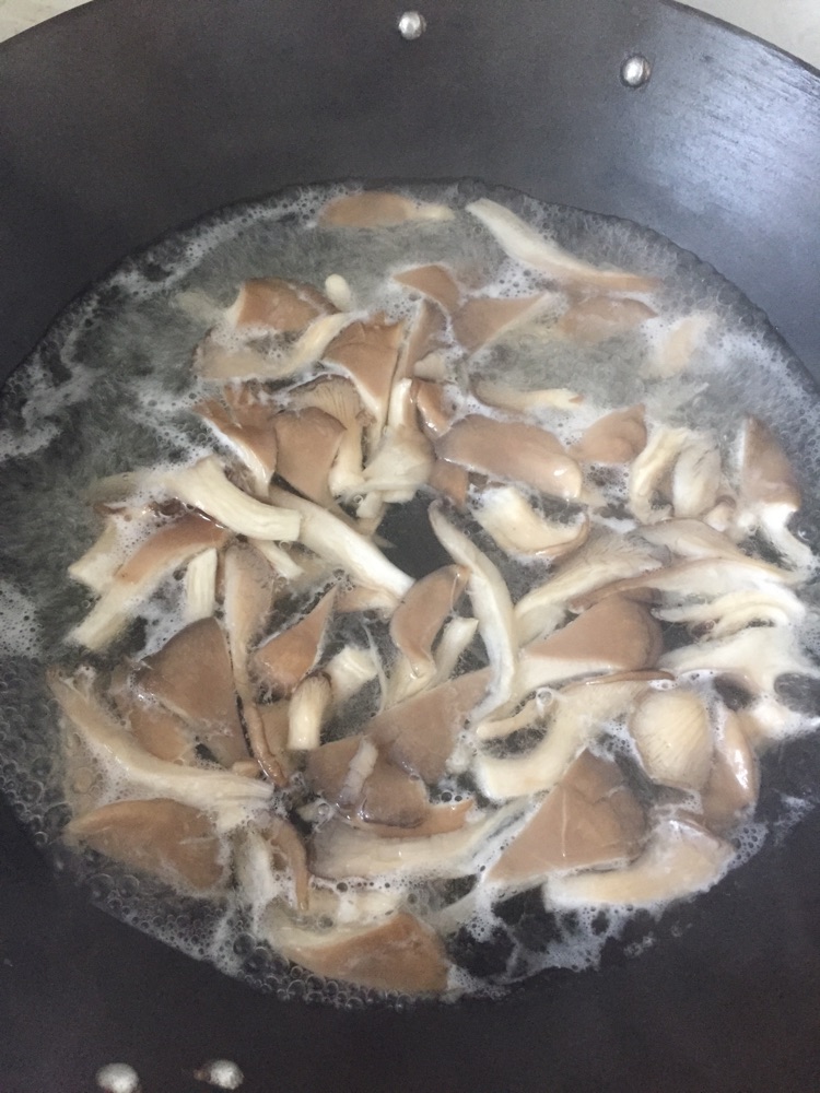 炸蘑菇的做法图解1