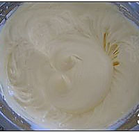 椰香海绵蛋糕卷的做法图解2