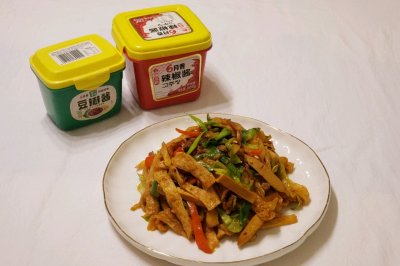 两盘起吃的酱爆肉丝牛筋面