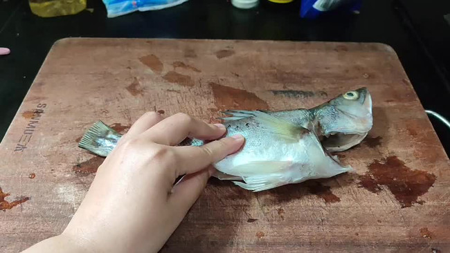一人菜谱蒜香鲈鱼的做法