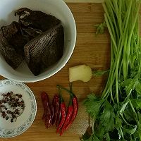 小芹菜炒五香牛肉干#我要上首页清爽家常菜#的做法图解1