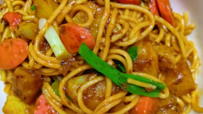 孜然土豆火腿炒面，滋味十足很好吃！