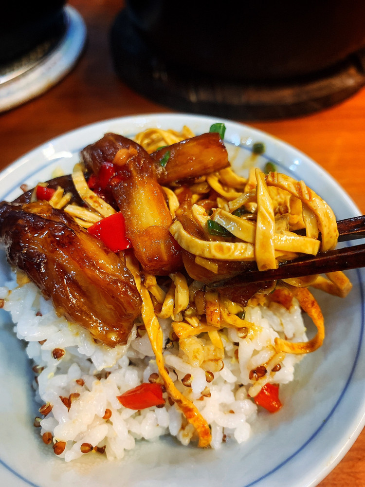 米饭杀手｜腊肠豆腐丝茄子煲的做法