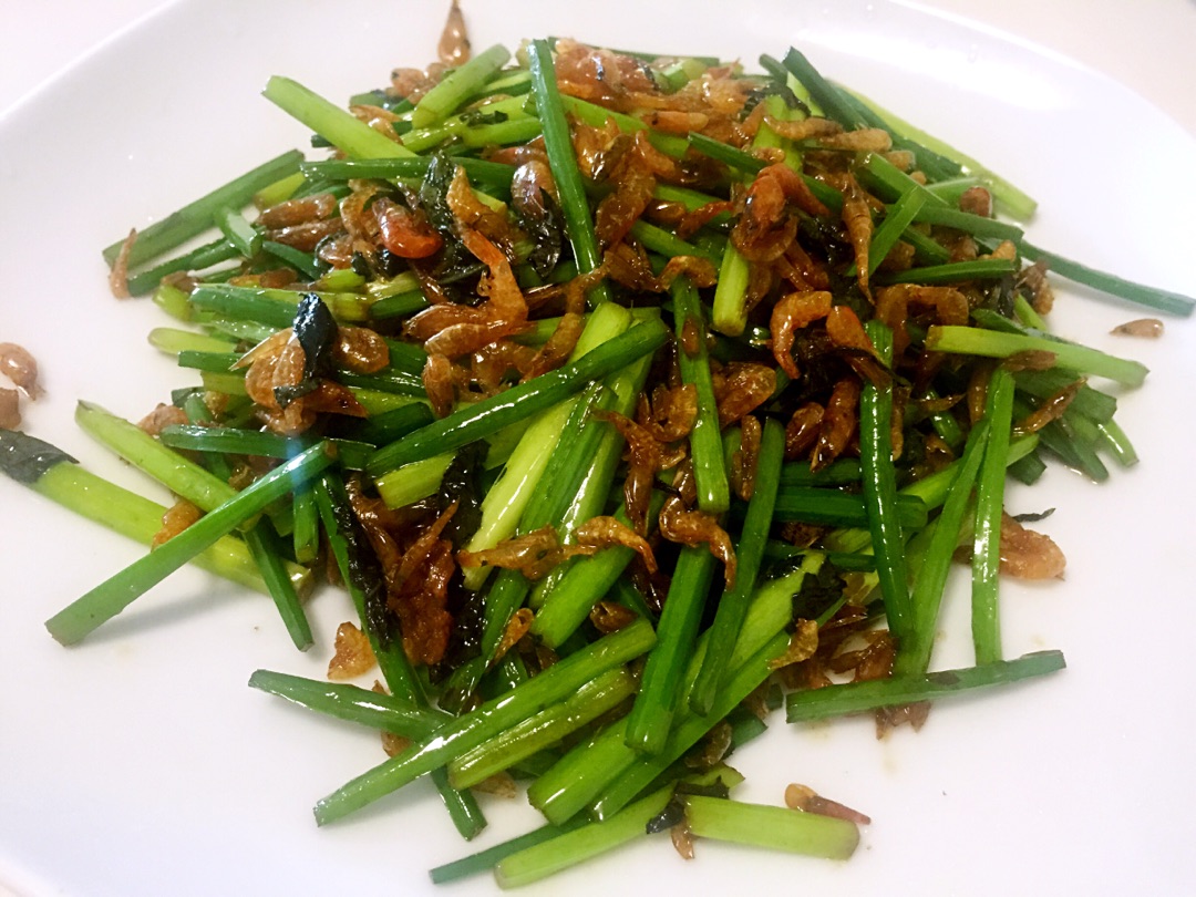 Fried shrimps with chives and perilla