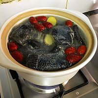 乌鸡蟹味菇红枣煲汤的做法图解5