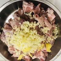 外焦里嫩的蒜香排骨的做法图解3