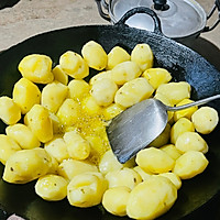 炕土豆的做法图解3