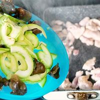 减脂餐～西葫芦木耳炒肉片&玉米笋青菜豆腐汤的做法图解5